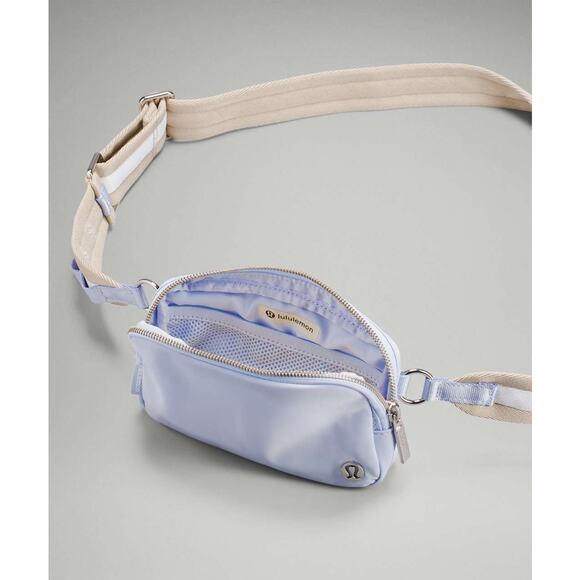 RARE Lululemon Athletica Everywhere Crossbody Bag Pastel Blue Raw Linen - Picture 3 of 6